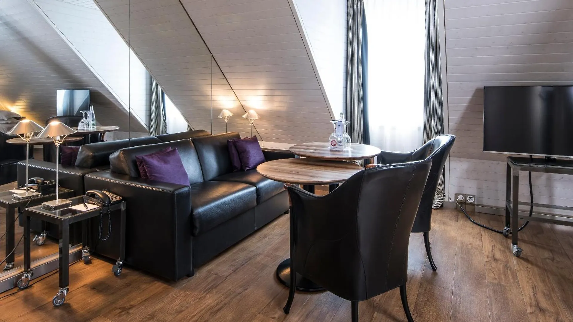 Central Plaza Zurich 4*,